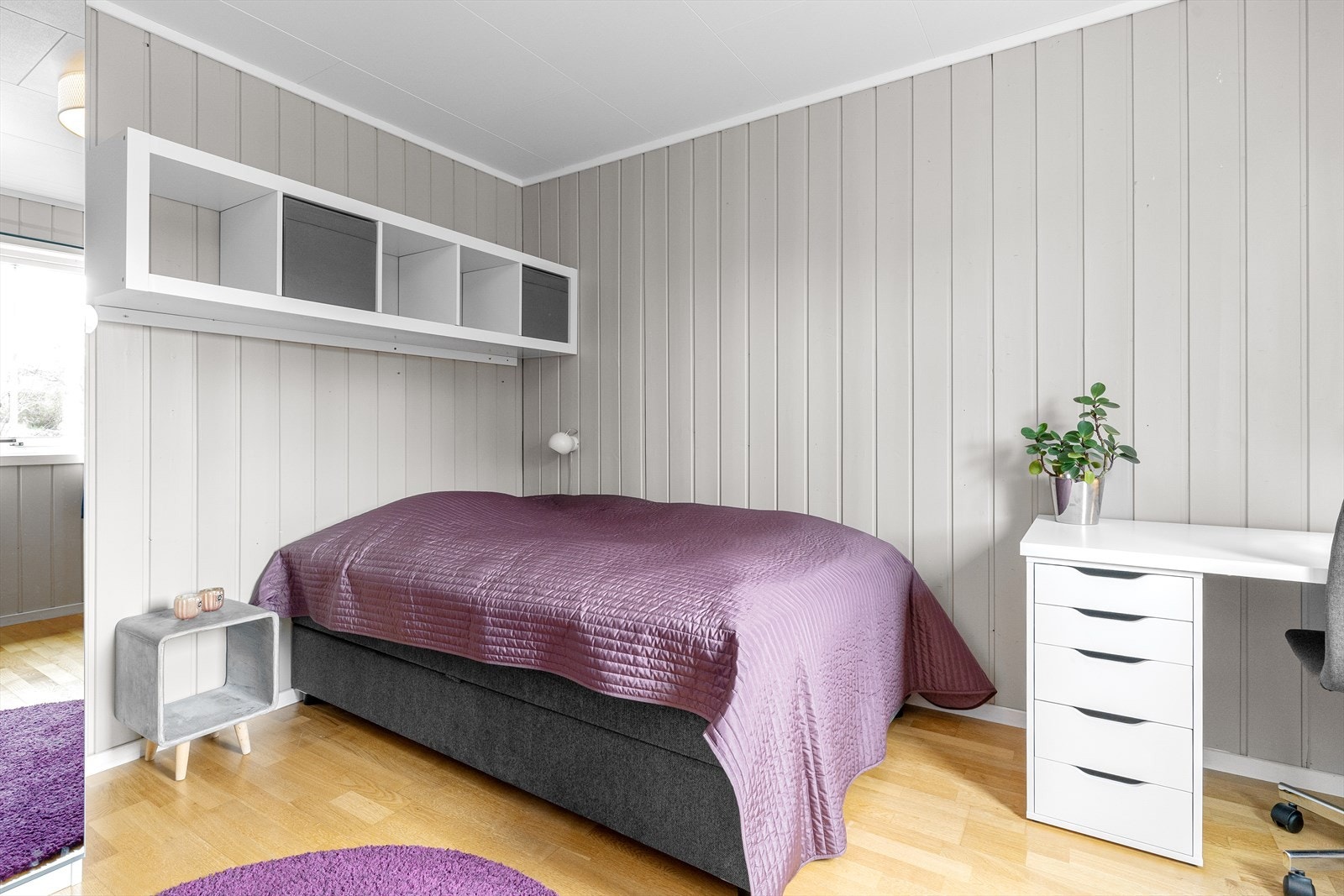 Soverom Soverommet har god plass til seng, kontorpult og mulighet for å sette inn klesskap. Galleribilde