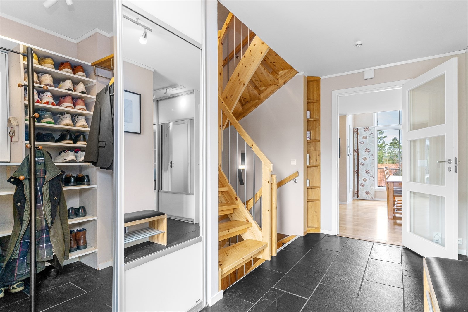 Romslig entré med garderobe bak skyvedører, med god plass til å henge fra seg yttertøy. Galleribilde