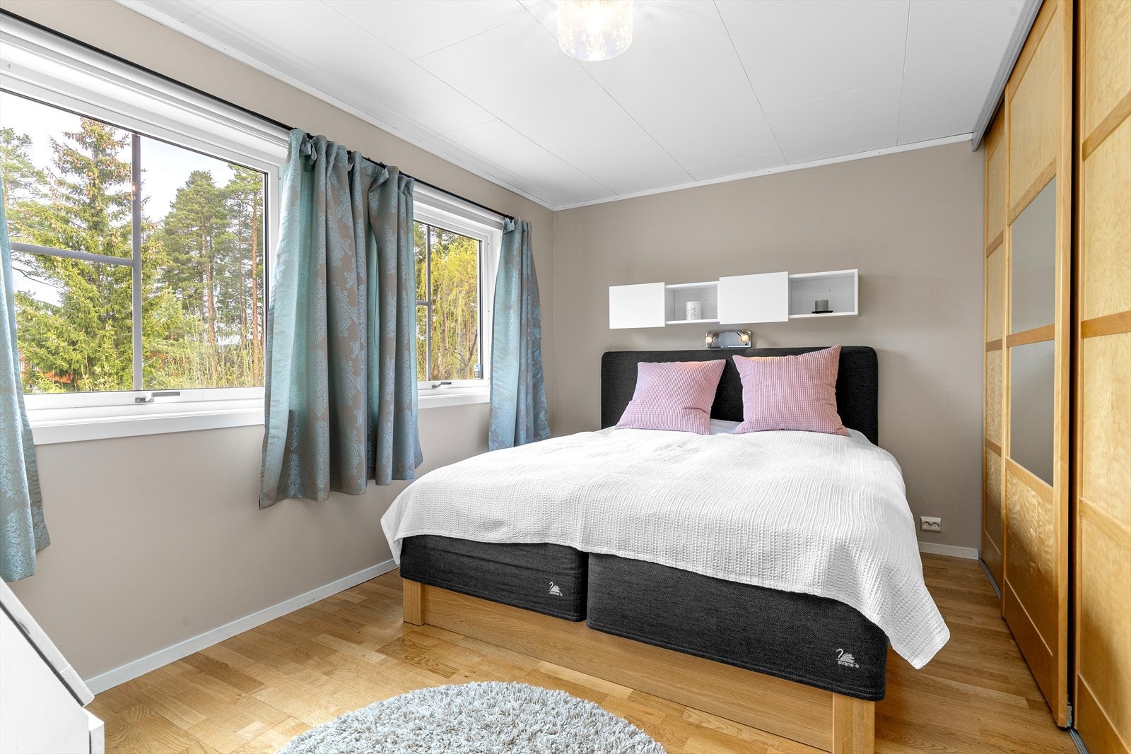 Soverom. Soverommet har god plass til dobbeltseng, samt har praktisk skyvedørsgarderobe med god plass til oppbevaring. Galleribilde