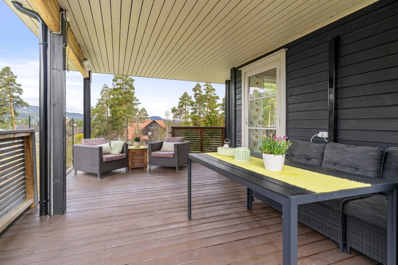 Romslig terrasse med god plass til utemøbler. Galleribilde