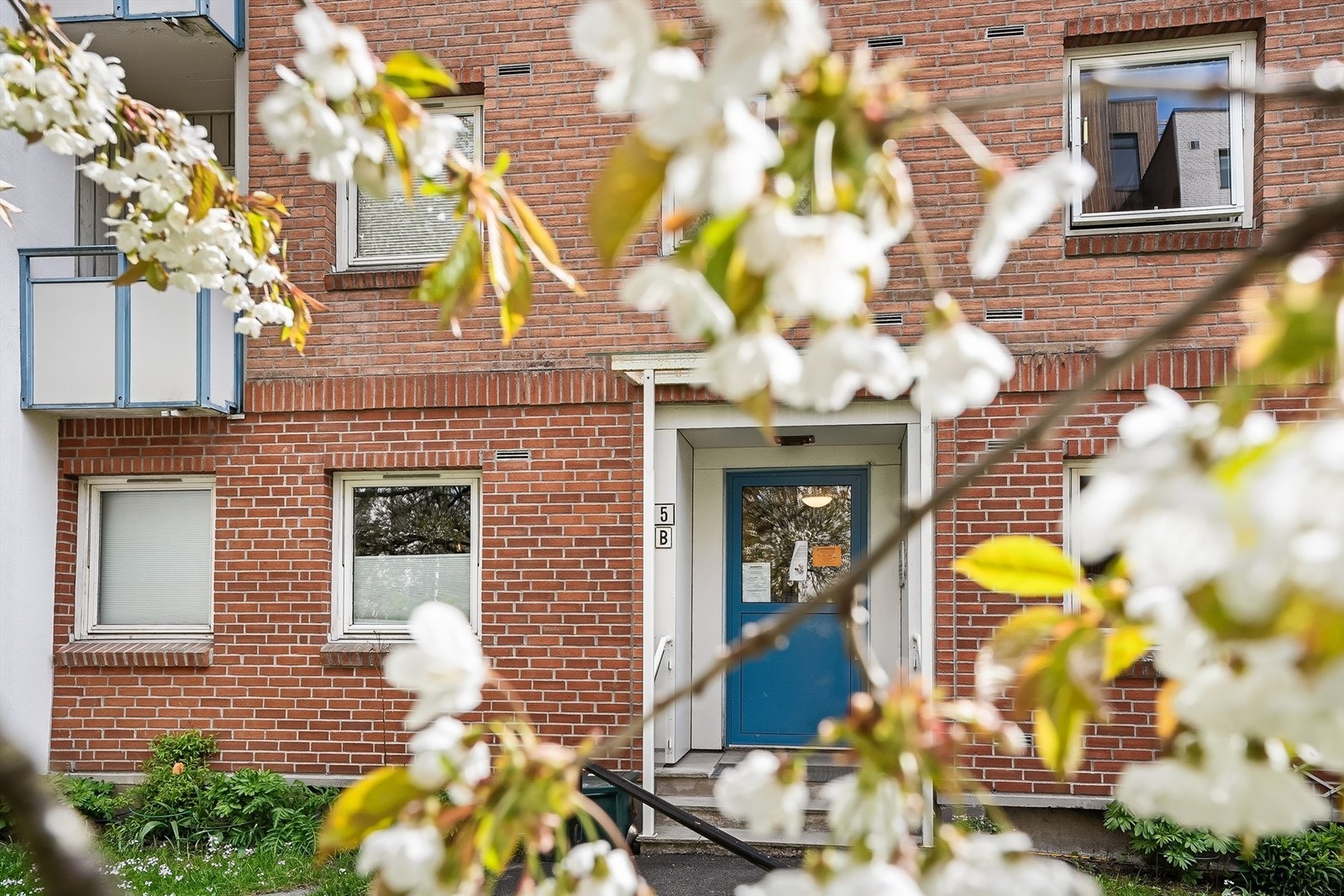 Inngangsparti til leilighetens trappoppgang. Galleribilde