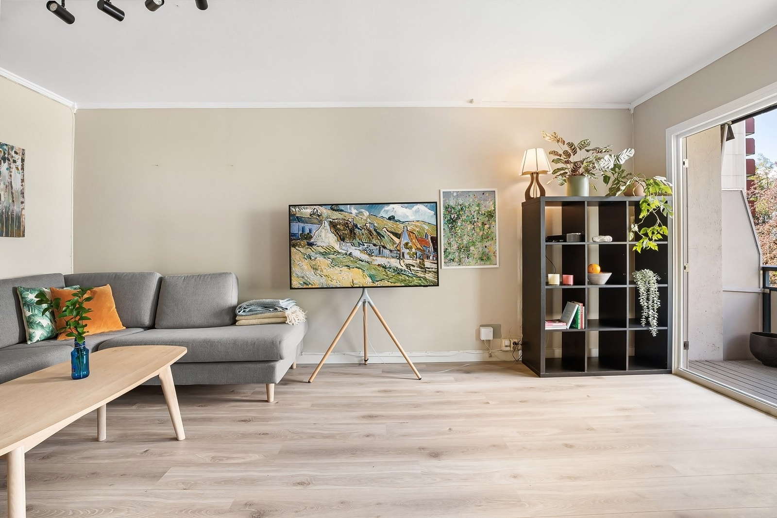 Her er det også god plass til tv-benk/oppheng i tilknytning til sofagruppe. Galleribilde