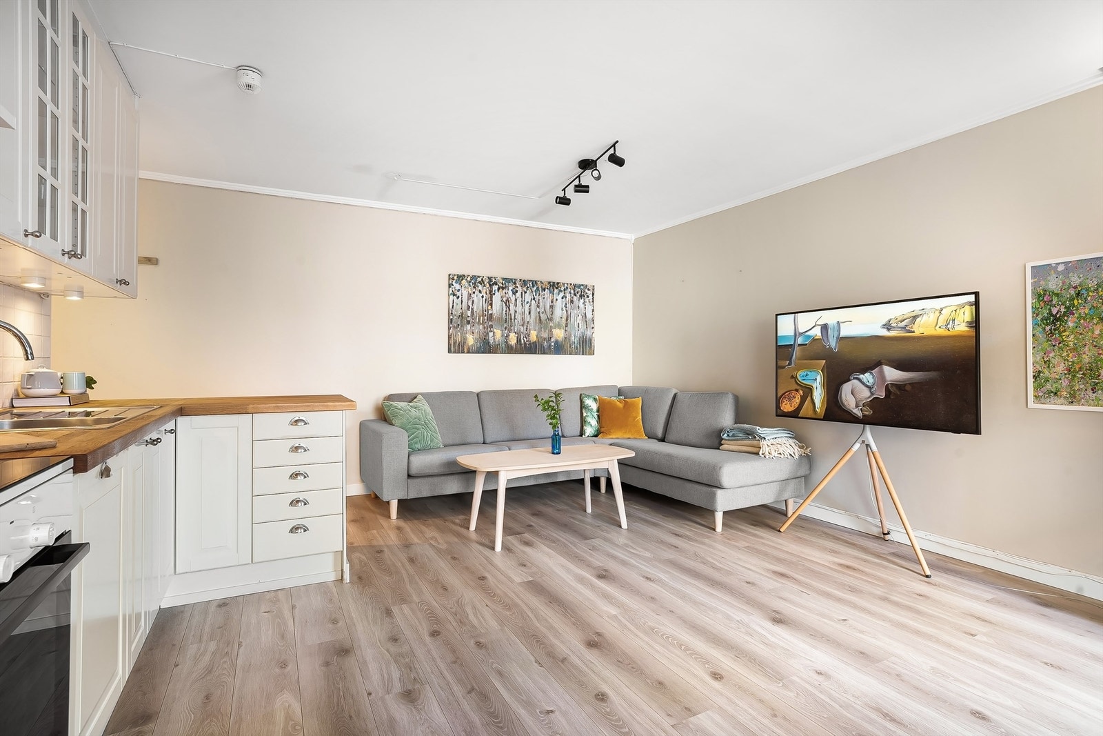 Stuen er malt i tidsriktige farger som i kombinasjon med store vindusflater gir leiligheten et lyst og lystig preg. Galleribilde