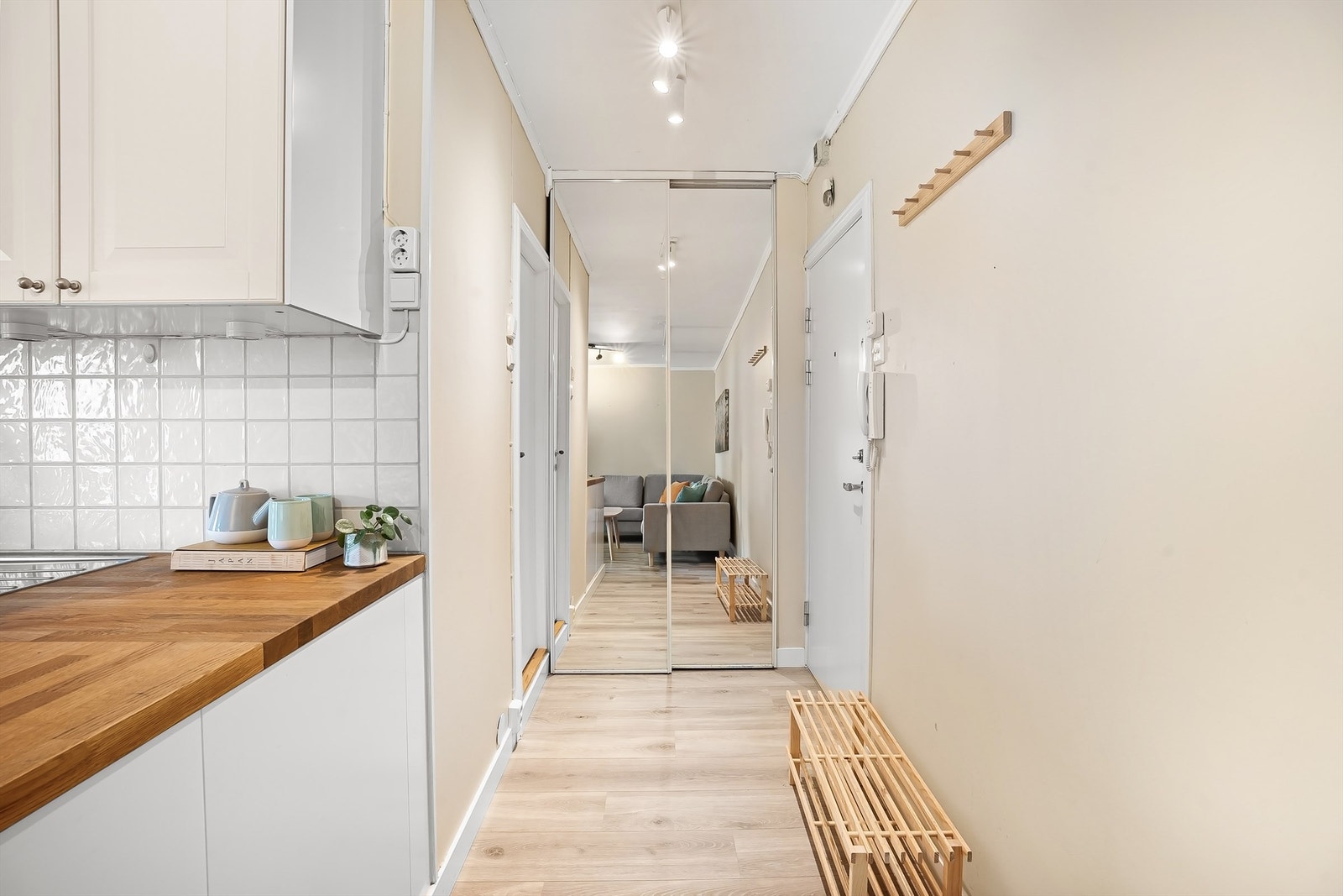 Entréen har god plass til oppheng av ytterklær og skotøy. Velkommen inn! Galleribilde