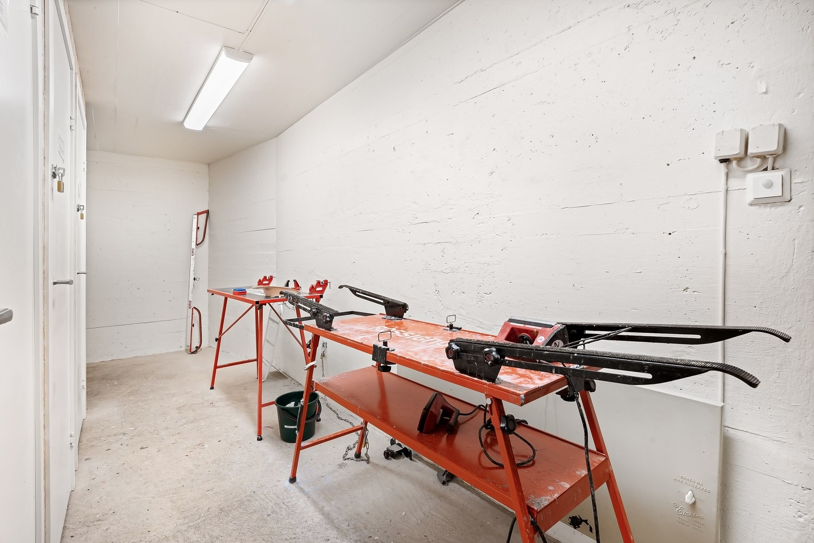 I kjeller er det smørebod. Leiligheten ligger bare få skritt unna skiløyper på vinterstid. Galleribilde
