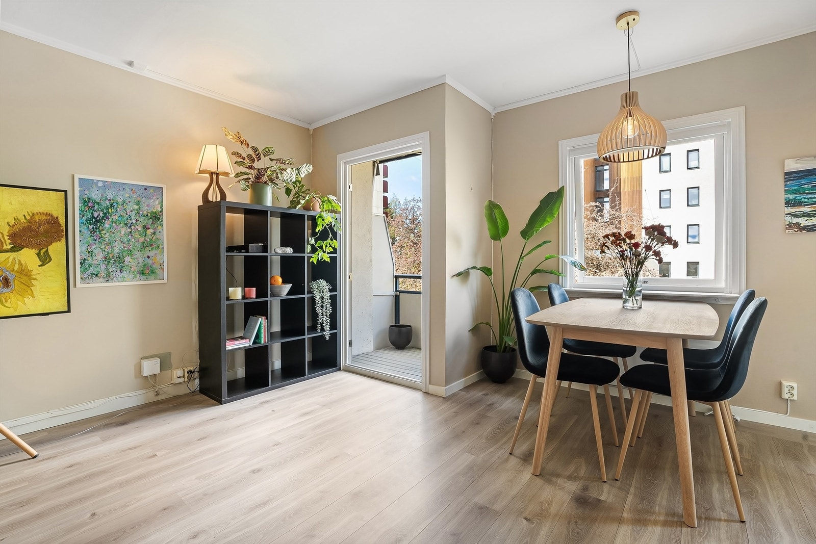 Leiligheten har et møbleringsvennlig oppholdsrom hvor man får plass til ønsket interiør og mølement. Galleribilde