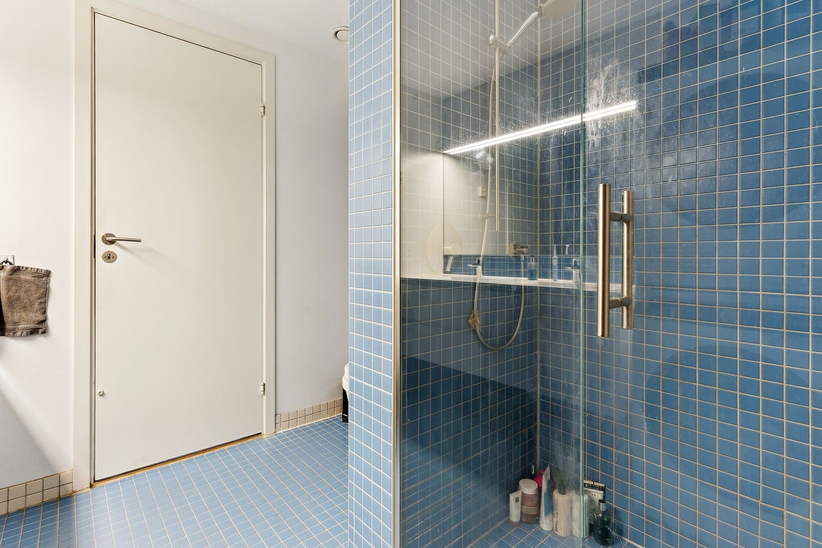 Romslig bad med dusjhjørne. Galleribilde