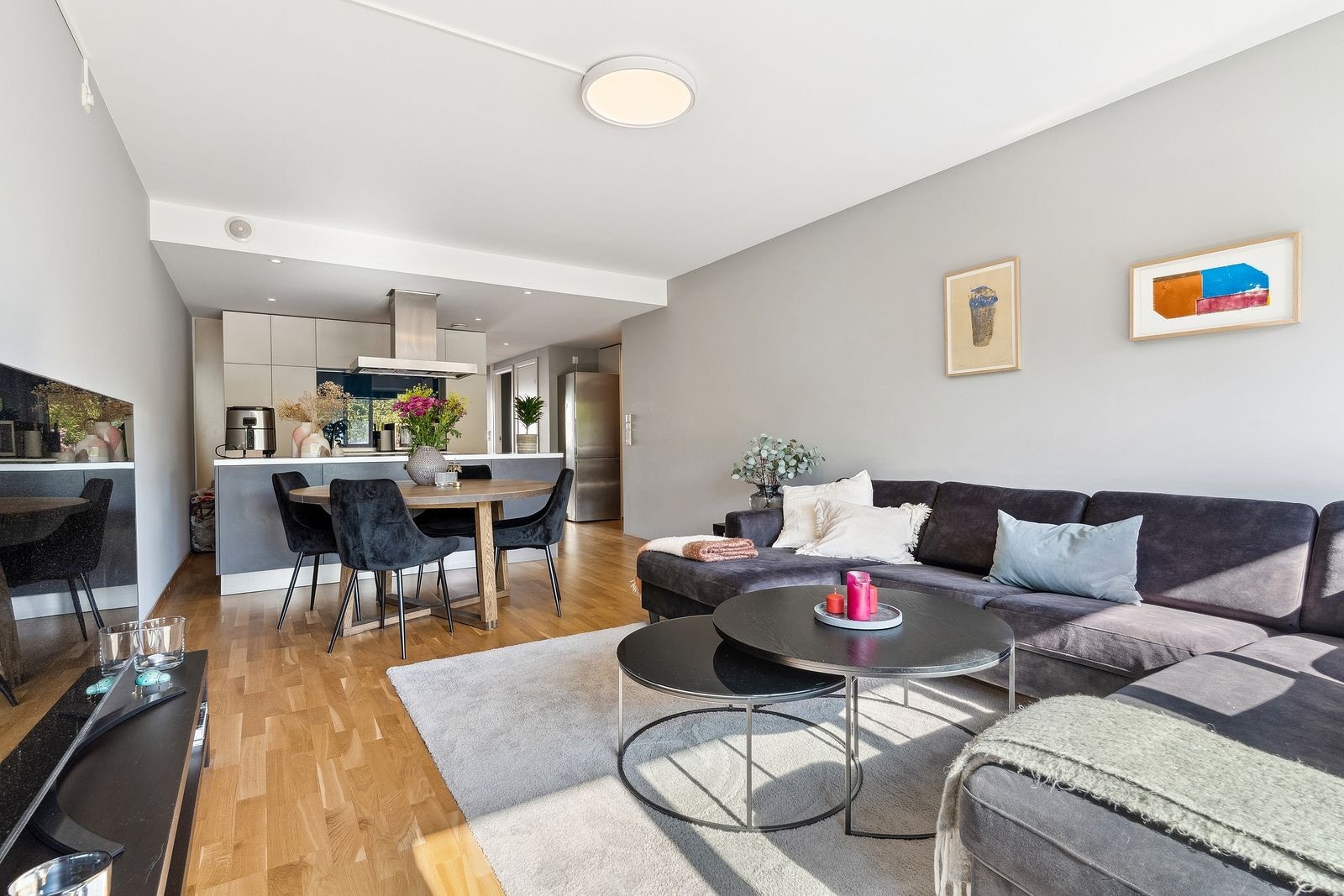 Åpen stue/ kjøkken-løsning. Galleribilde