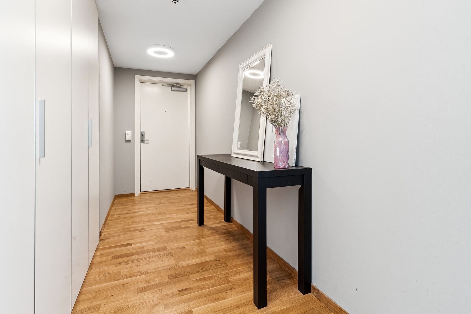 Entré med gode oppbevaringsmuligheter. Galleribilde