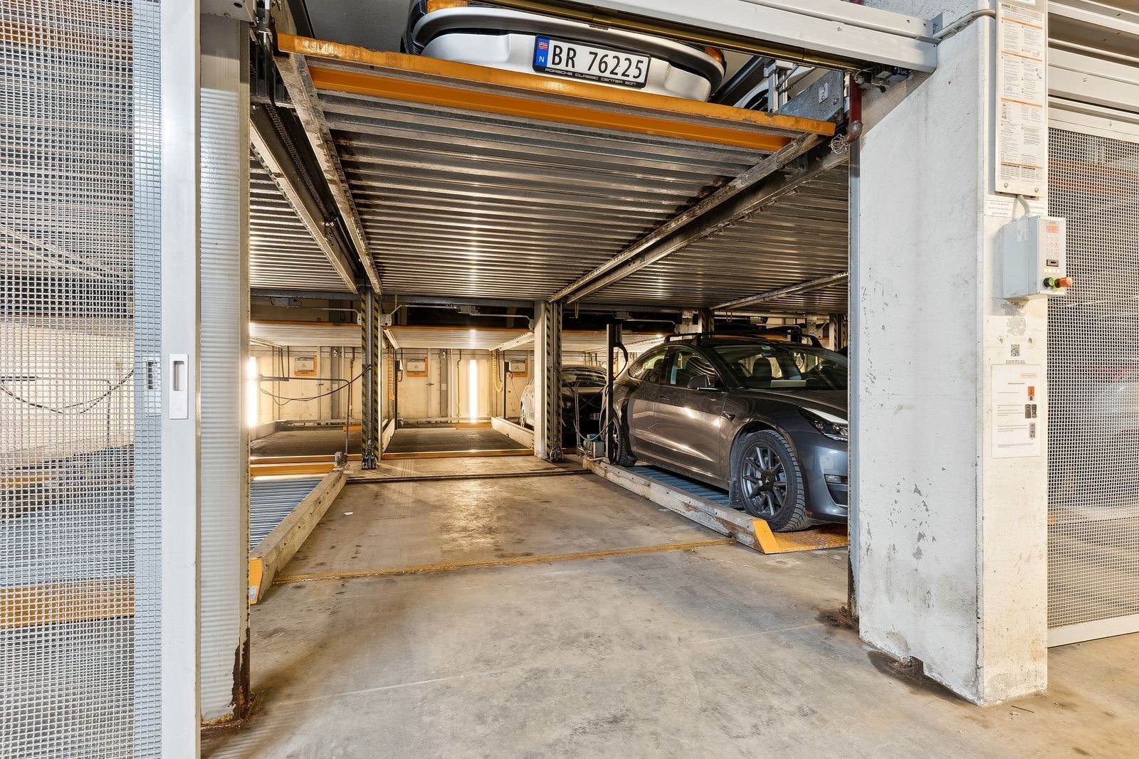 Leiligheten har egen parkeringsplass. Innerst mot vegg. Galleribilde