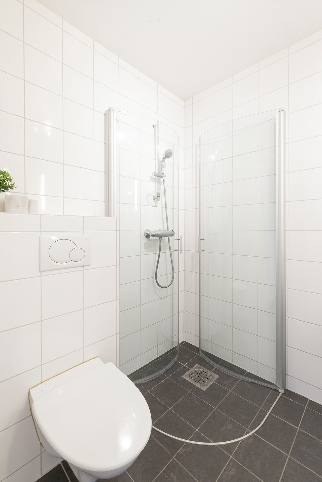 Vegghengt wc og dusjhjørne Galleribilde