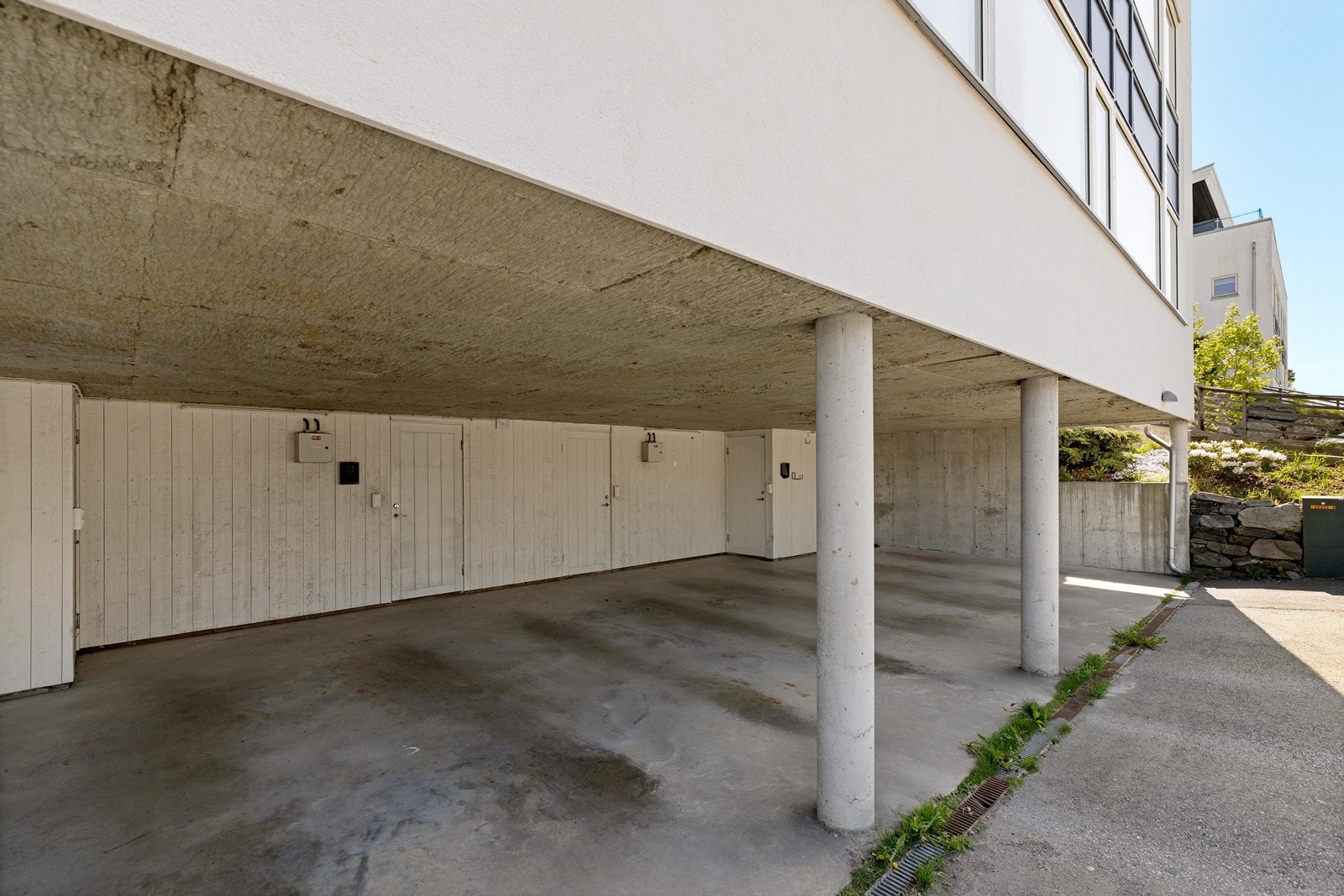 Tilhørende carport og utvendig bod Galleribilde