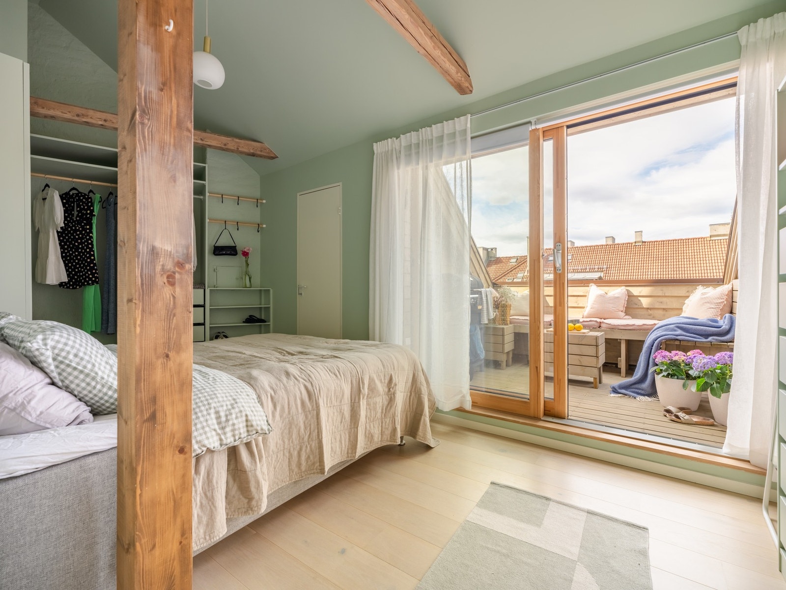 Her må vi nesten starte på det som benyttes som hovedsoverom. Galleribilde