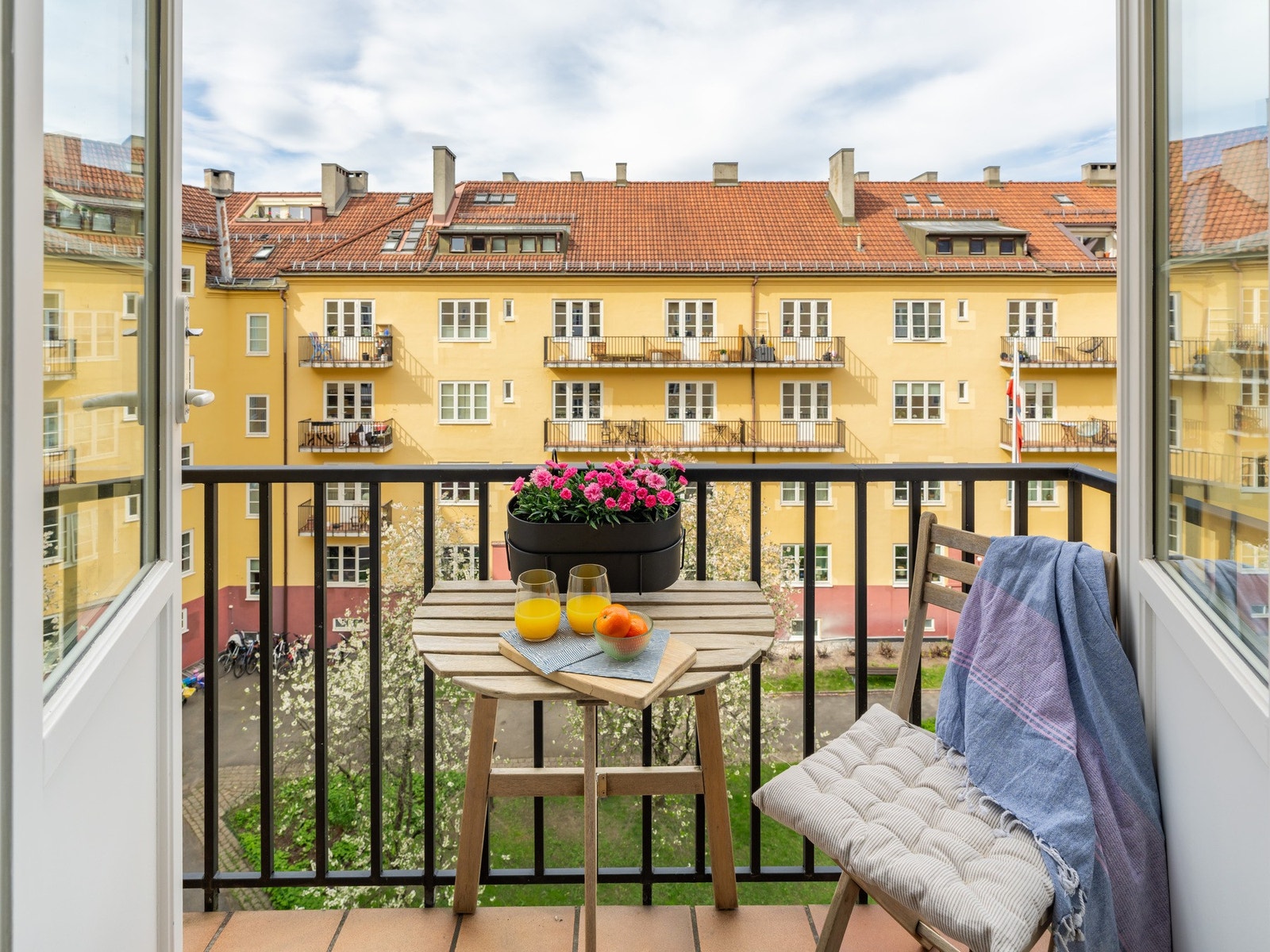 Balkongen vender mot den rolige bakgården. Galleribilde