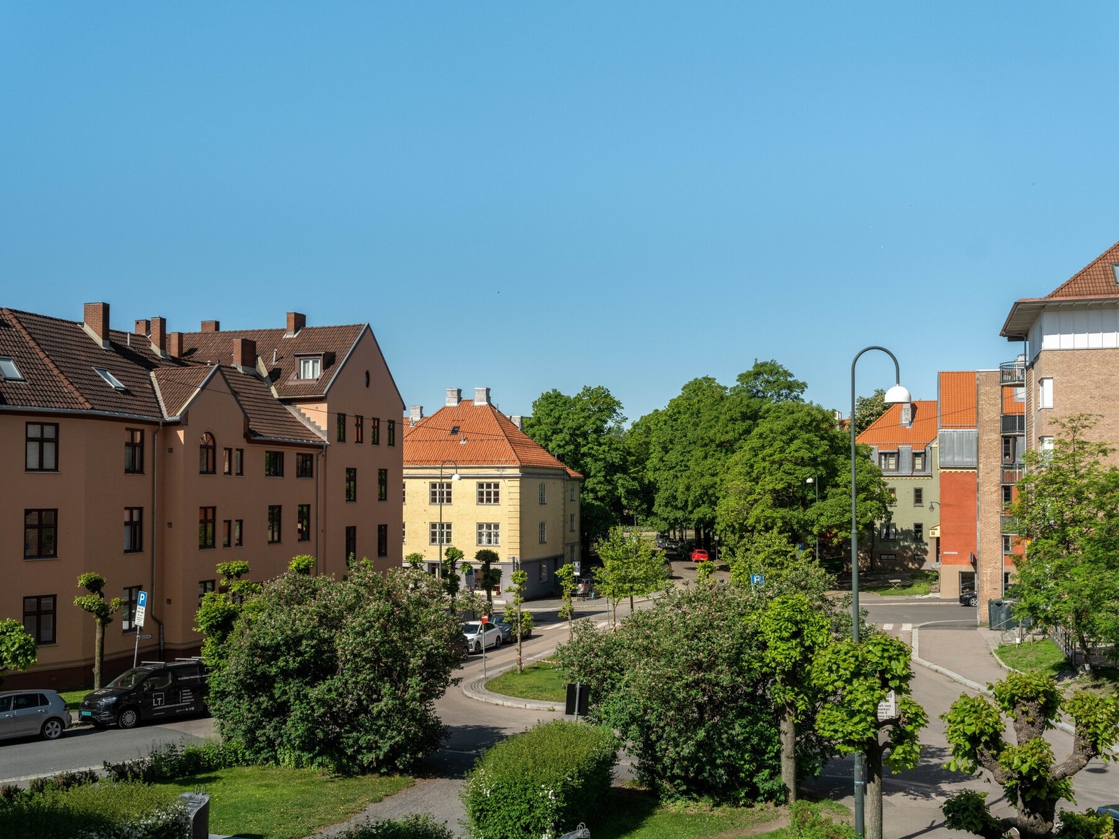Nærområdet rundt borettslaget er grønt, frodig og rolig. Galleribilde