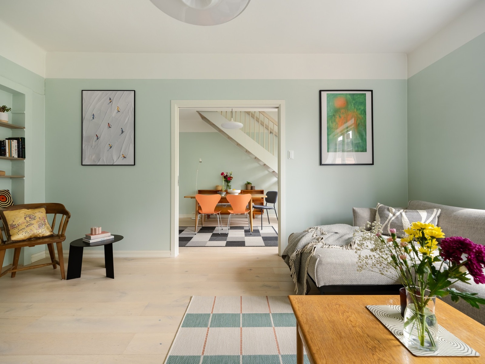 I forbindelse med renoveringen og utbyggingen ble de to stuene slått sammen med doble skyvedører. Galleribilde