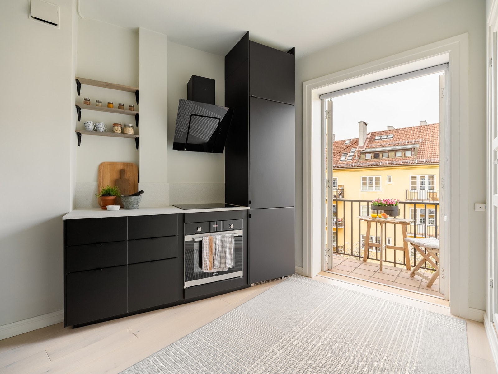 Her er det både plass og opplegg til alt du kan forvente på et kjøkken, og samtlige hvitevarer her følger med i salget. Galleribilde