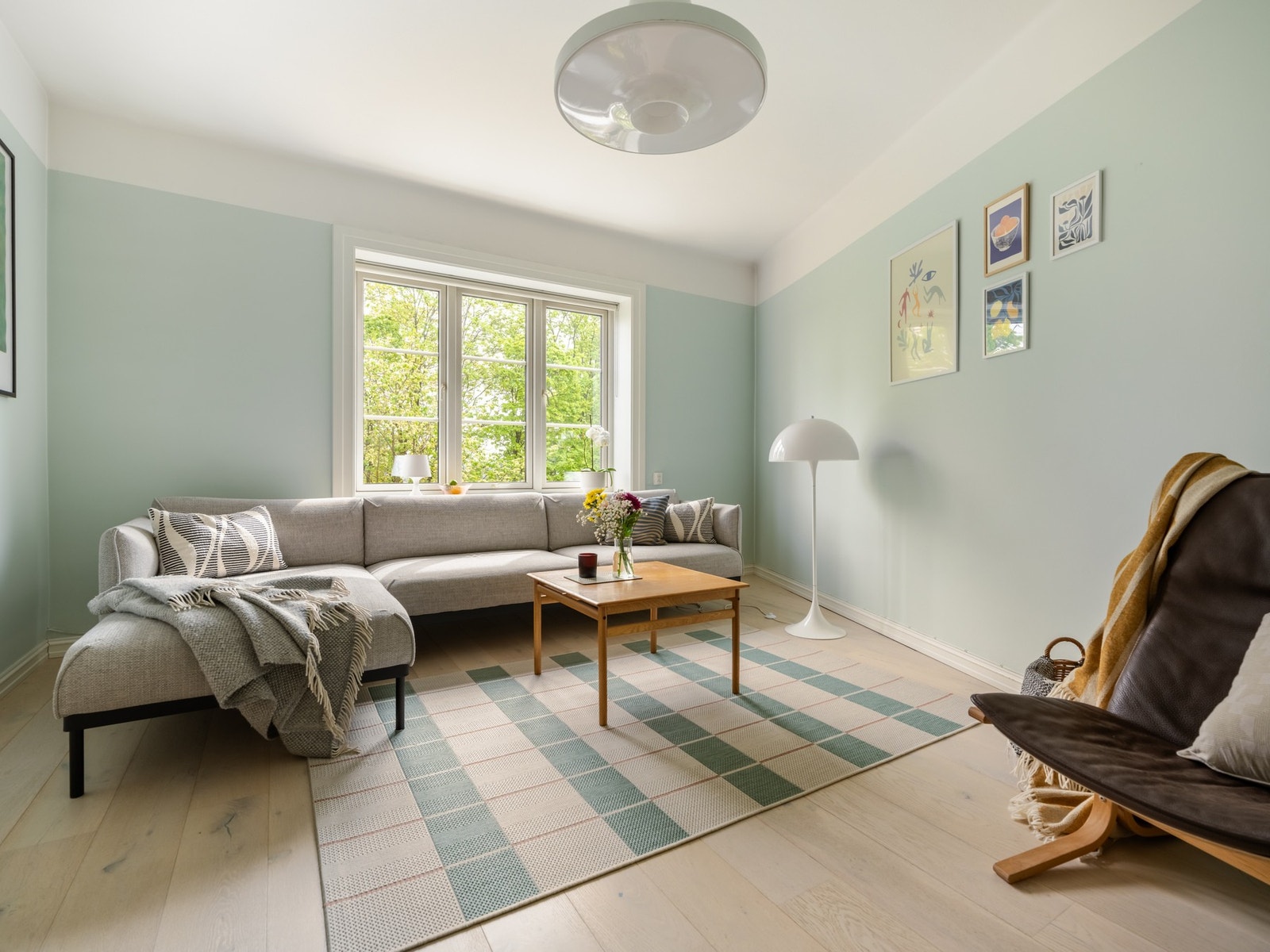 Her er det skikkelig god plass til både større sofagruppe, favorittgodstolen og skjenk. Galleribilde