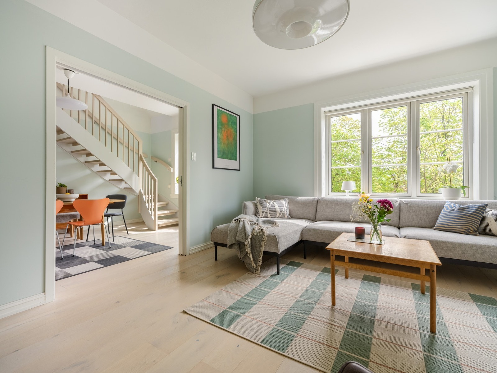 Leiligheten har i praksis to stuer - både en spisestue og en dagligstue. Vi starter i sistnevnte. Galleribilde