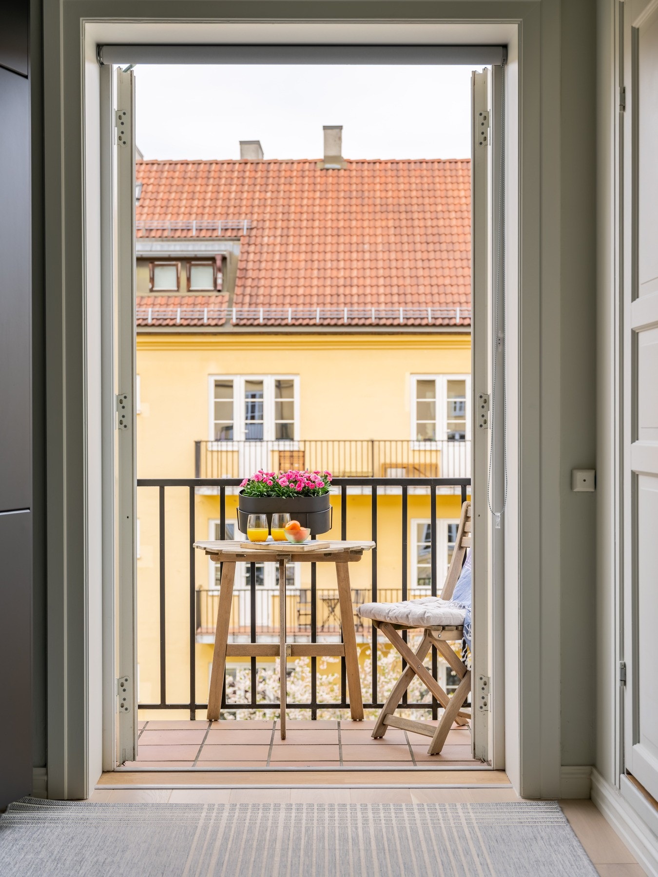 Fra kjøkkenet finner vi utgangen til den første av to uteplasser, nemlig balkongen. Galleribilde