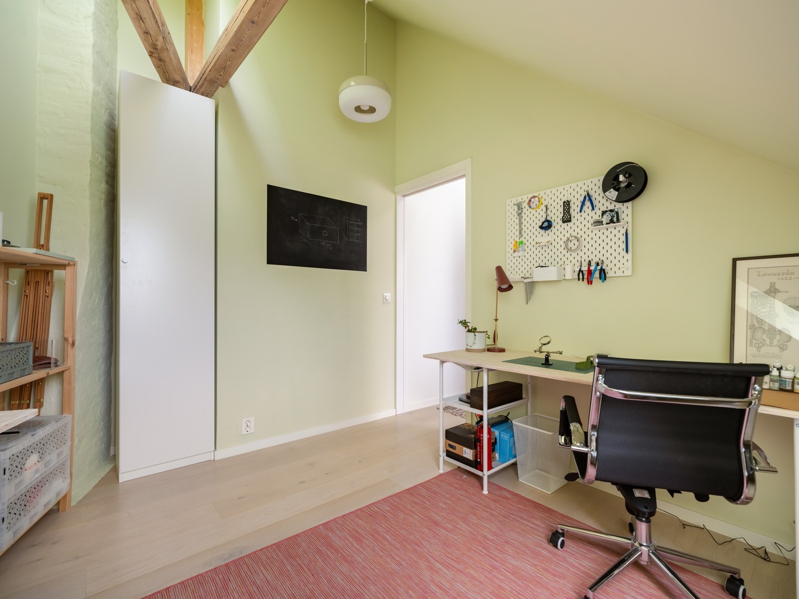 Legg også merke til de originale trebjelkene som er bevart og restaurert. Galleribilde