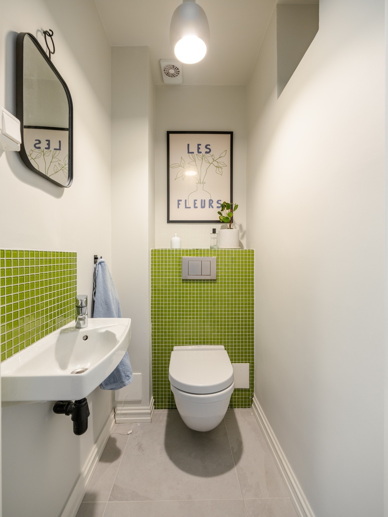 Fra entreen finner vi toalettrommet. Det ble sist pusset opp i 2024. Toalettrommet har vegghengt WC og varme i gulvet. Galleribilde