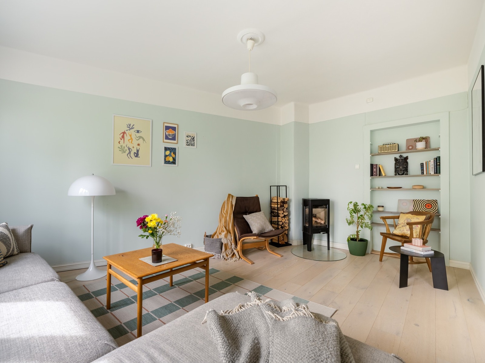 Gjennomgående for alle rom er de fine én-stavs parkettgulvene. Disse i eik. Galleribilde