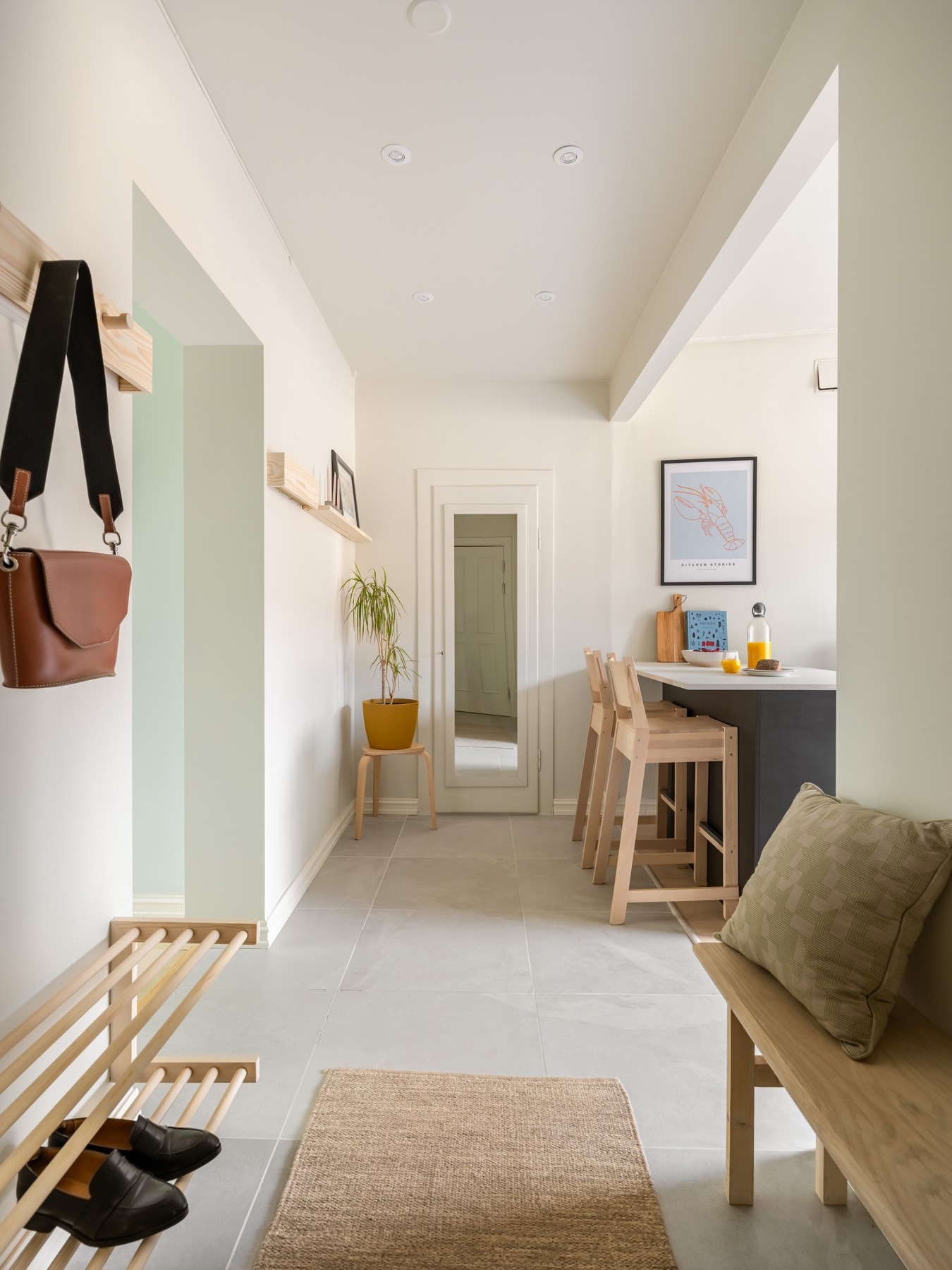 Entreen er flislagt, noe som kommer svært godt med i vinterhalvåret. Innerst finner vi et praktisk kott med god plass til jakker og sko. Galleribilde