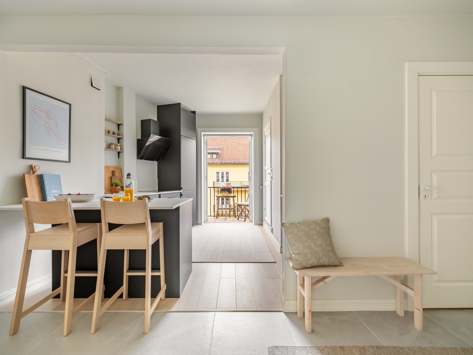 På kjøkkenet er det også rikelig med plass for en gjest eller to. Galleribilde