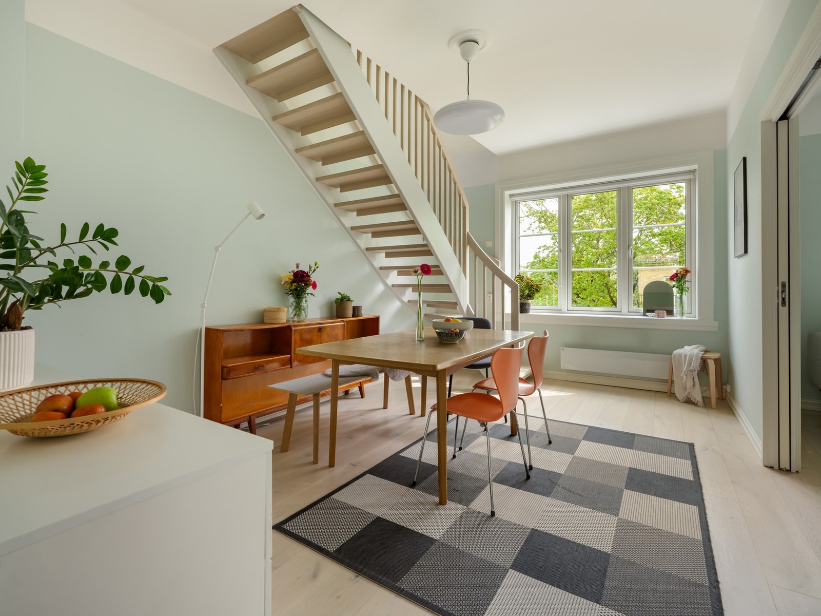 I spisestuen er det rikelig med plass til langbord til 17. mai-feiringen. Galleribilde