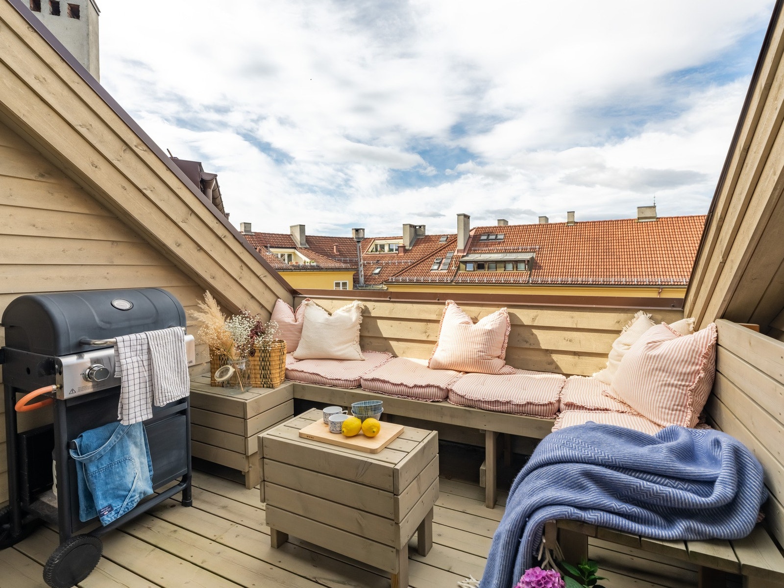 Dette er en fantastisk 5-roms toppleilighet, med blant annet to uteplasser, tre soverom, to stuer og stort, separat kjøkken. Denne er fin! Galleribilde