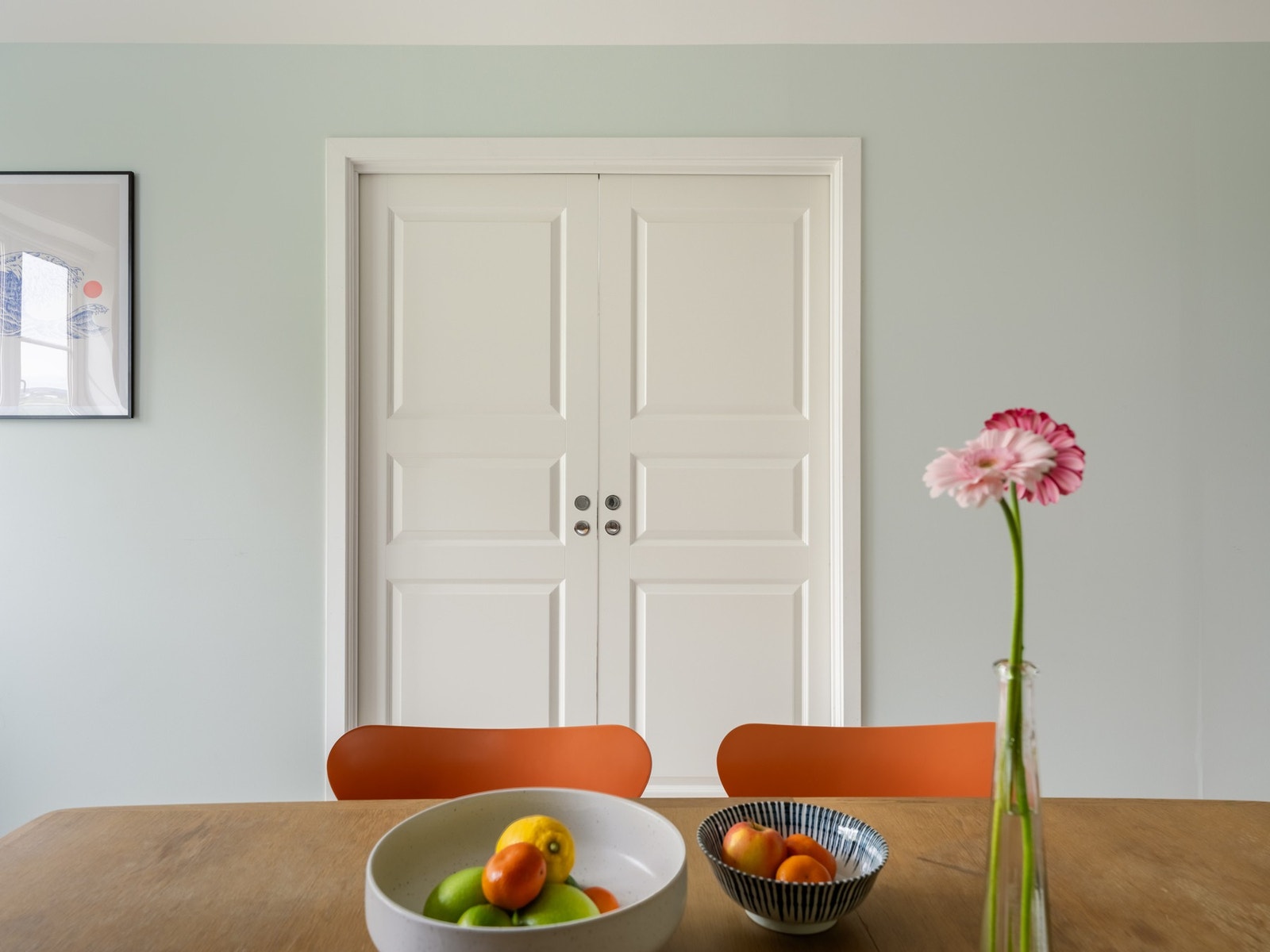 Om det blir for bråkete kan dørene lukkes. En praktisk egenskap skyvedører ofte har. Galleribilde