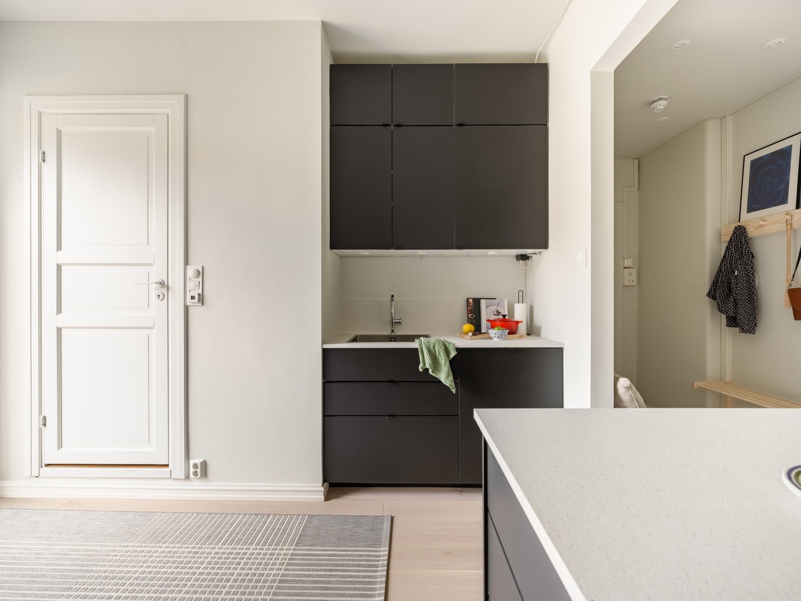 Tilbake på kjøkkenet. Herfra finner vi inngangen til badet også. Galleribilde