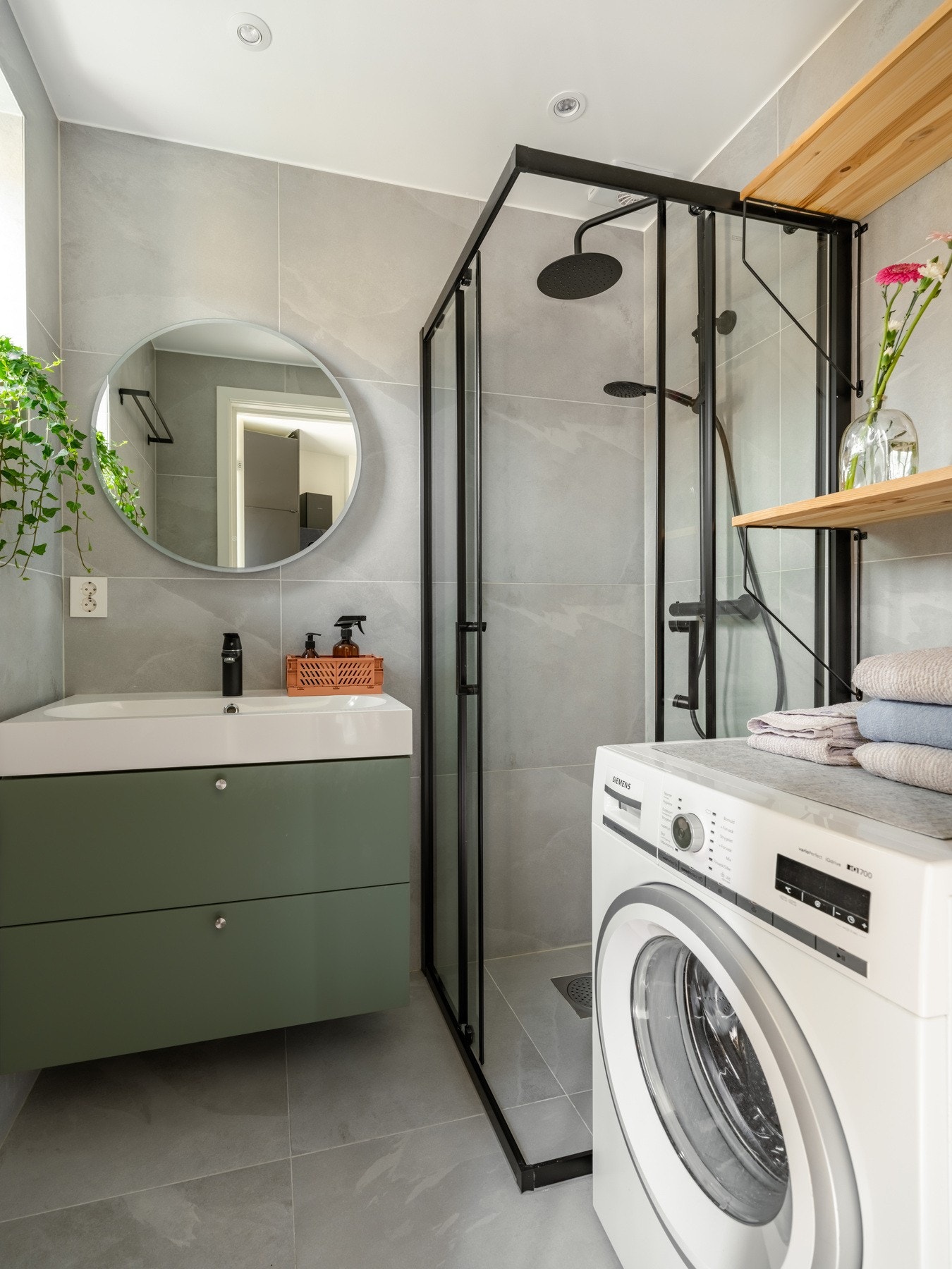 Det er lekkert innredet med dusjhjørne, servant med skuffeinnredning og speil. Det er både plass og opplegg for vaskemaskin her. Galleribilde