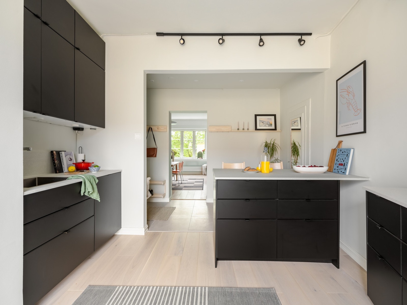 Selger skriver: "Noe av det vi har satt mest pris på i hovedetasjen er det gjennomgående lyset. Det er skikkelig fint!" Galleribilde