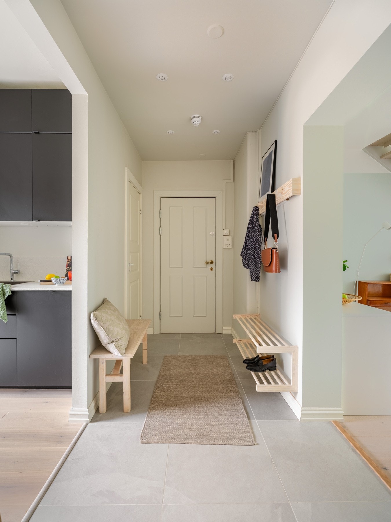 Nå er vi tilbake i hovedetasjen og i leilighetens entré. Galleribilde