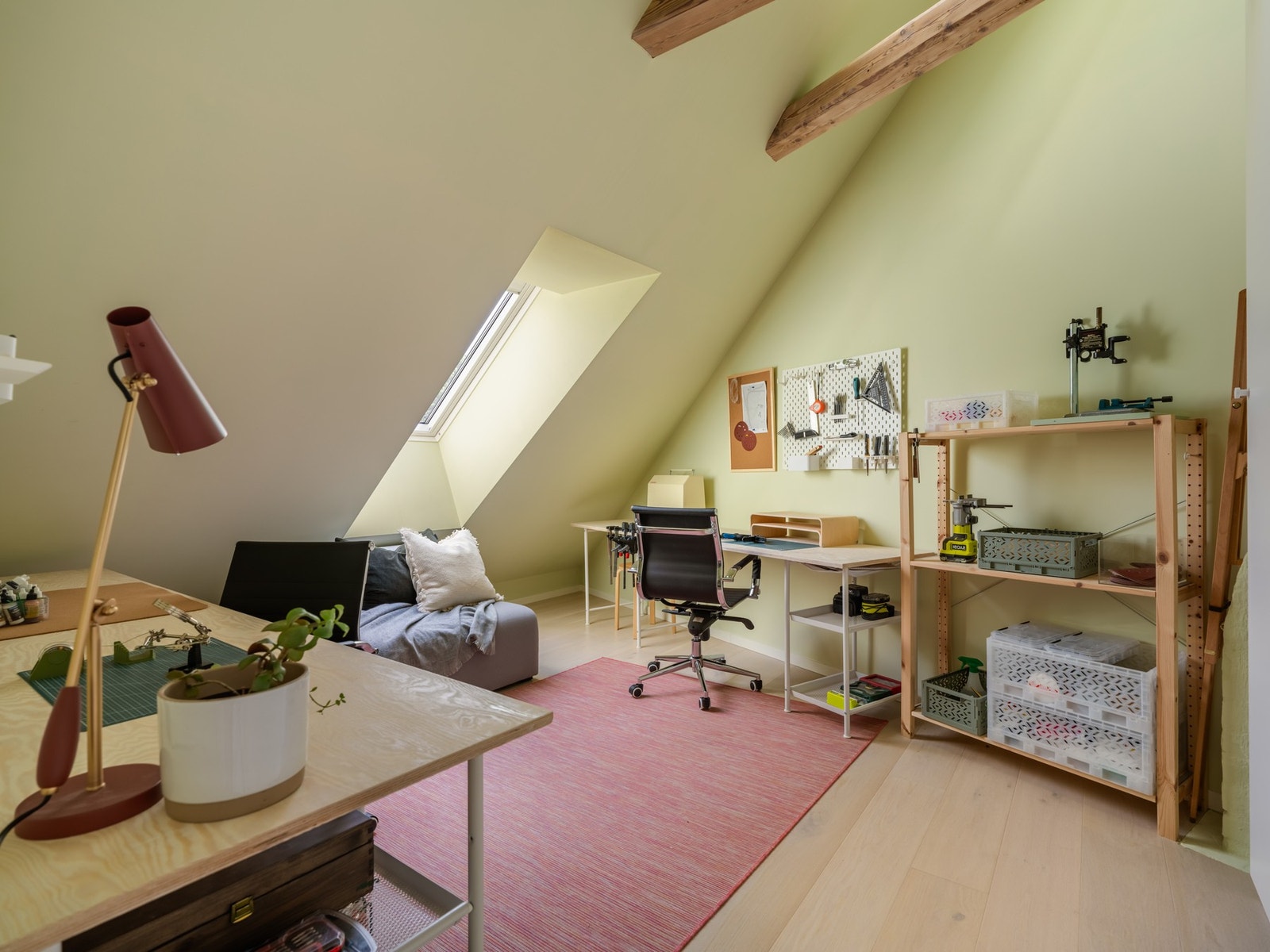 Det største av de to siste soverommene er i dag hobbyrom. Ja, du leste riktig, du har mulighet til eget hobbyrom. Galleribilde