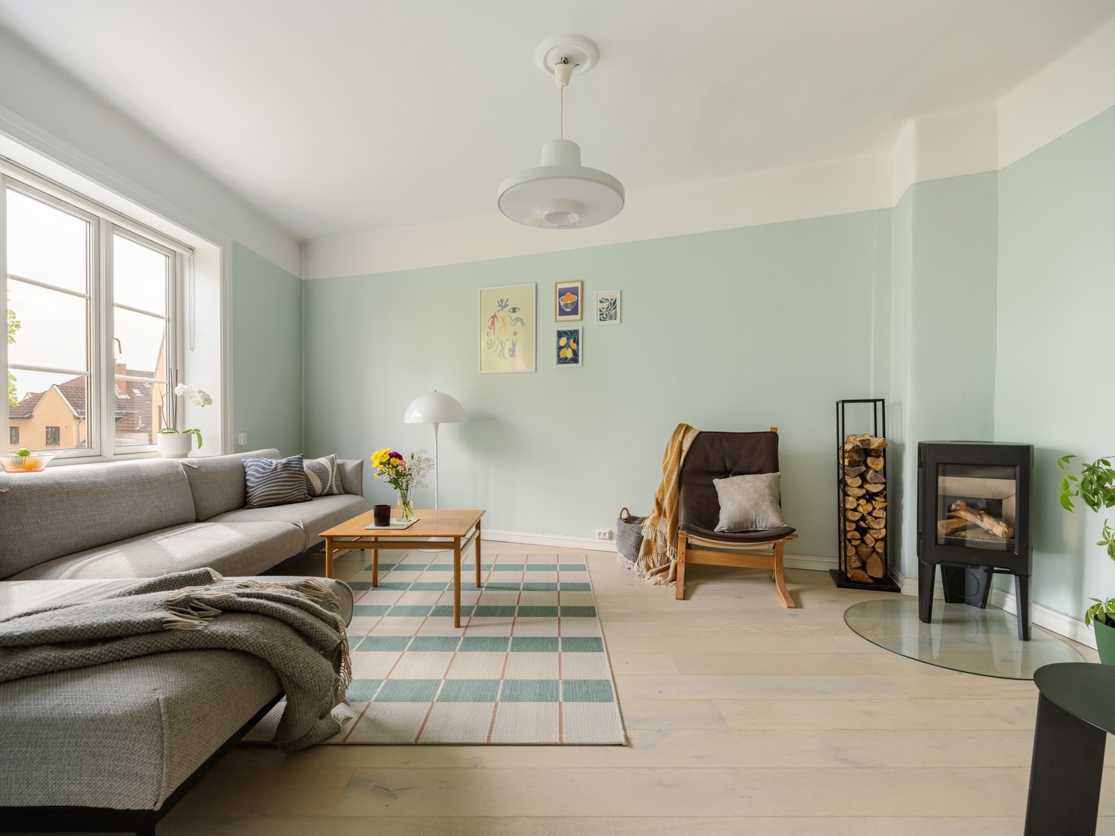 I stuen er det også ordentlig god takhøyde: Hele 2,77 meter. Galleribilde