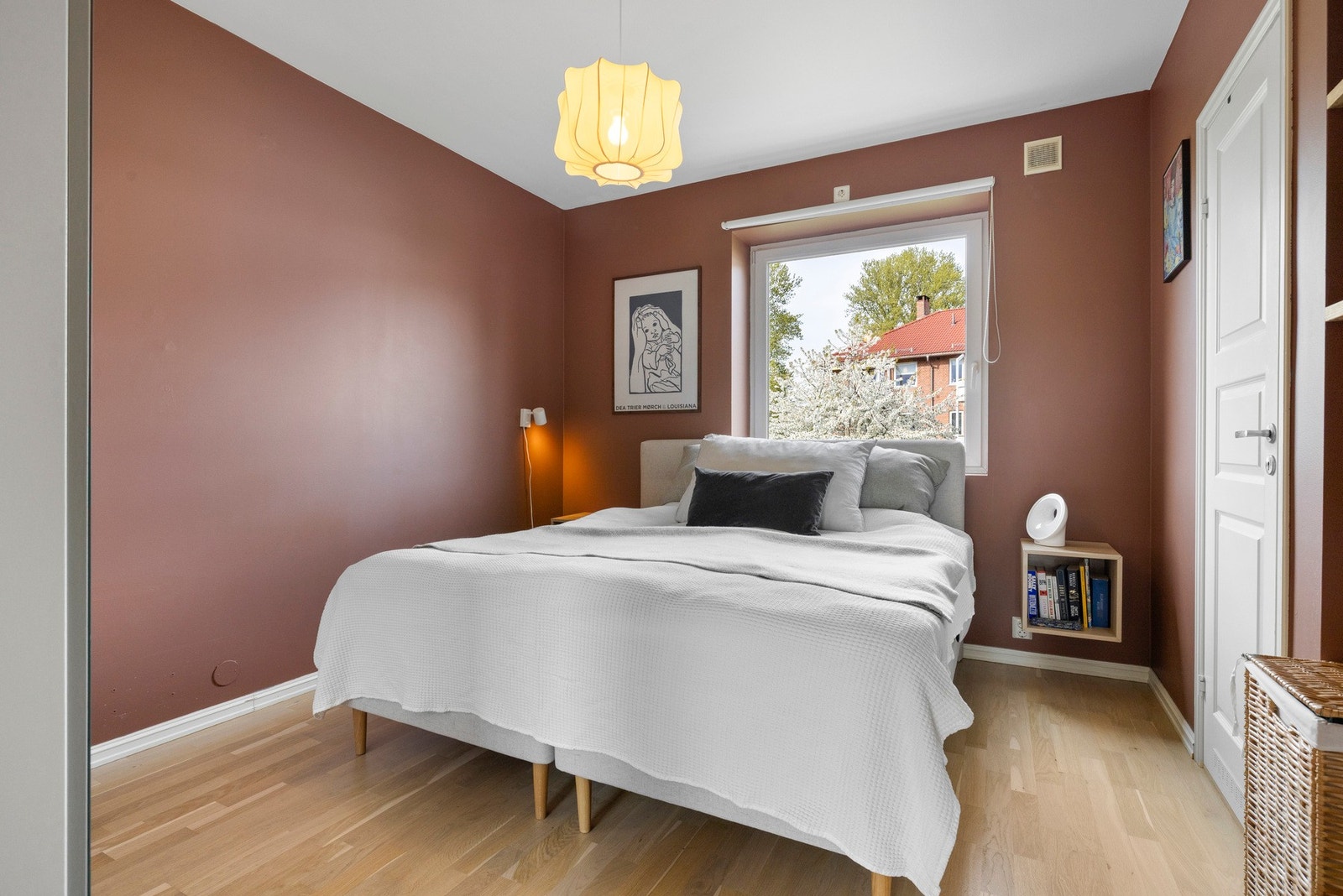 Hovedsoverommet har en romslig størrelse, noe som gir gode muligheter for både møblering og lagring Galleribilde