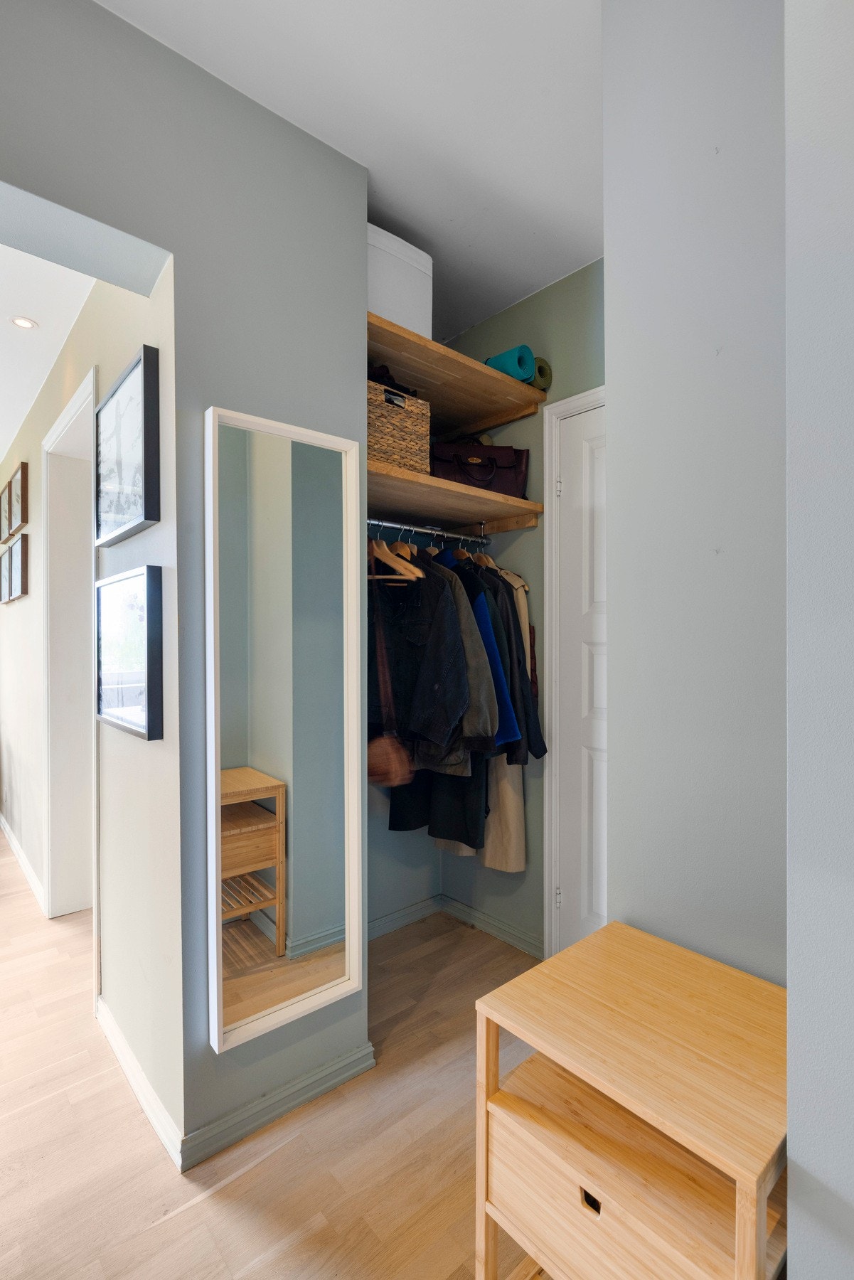 Ved inngangen til badet er det montert garderobeløsning for å utnytte plassen Galleribilde