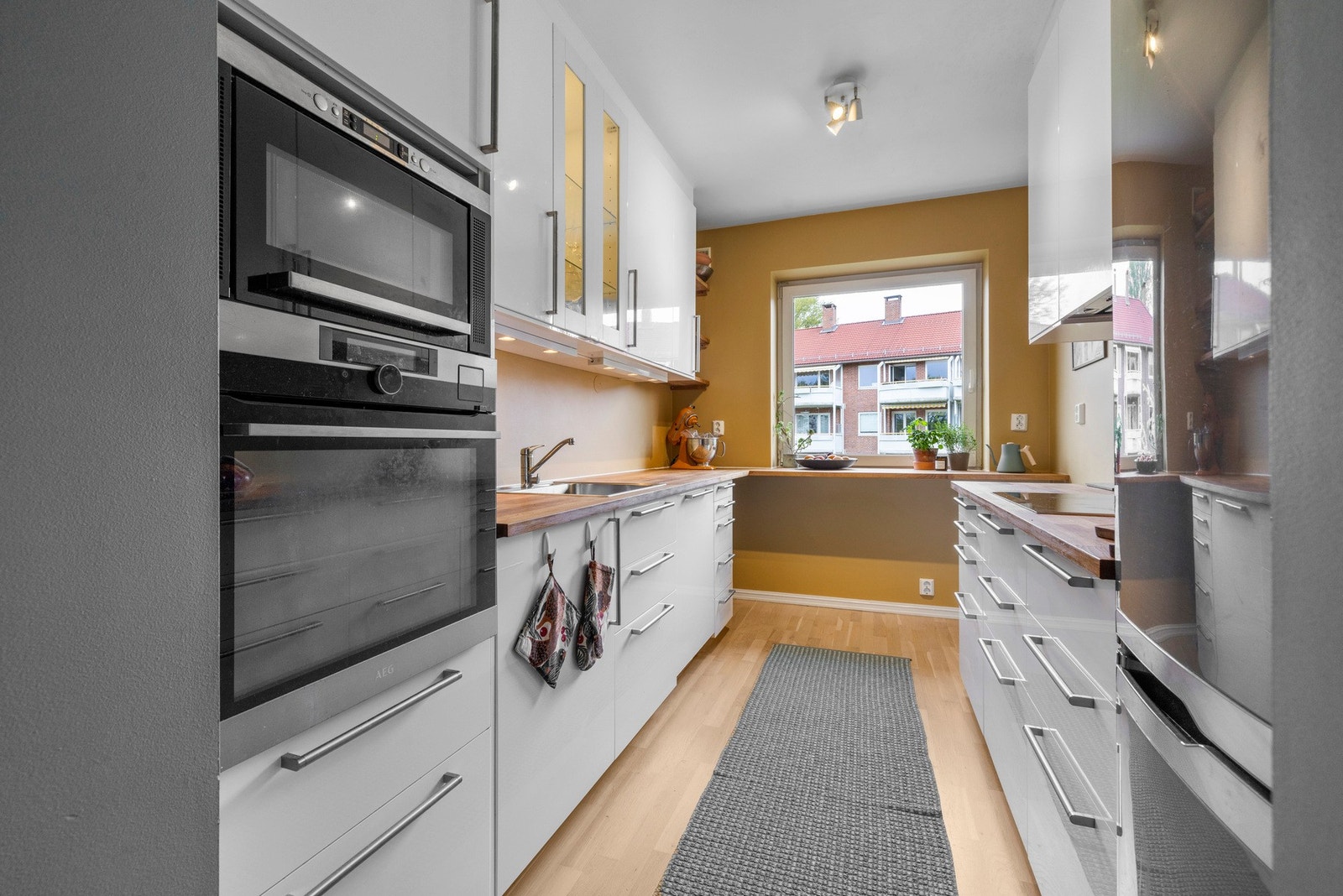 Kjøkkenet er praktisk innredet med slette fronter og en benkeplate av heltre Galleribilde