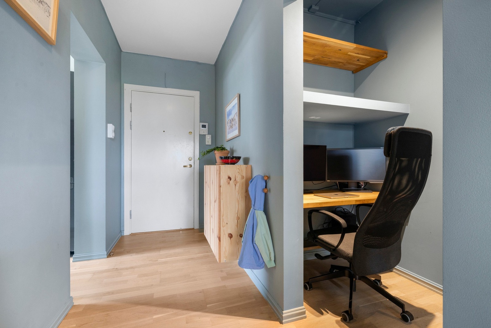 Inngangspartiet har også en praktisk kontorkrok, som er etablert i en del av det som tidligere var soverom 2 Galleribilde