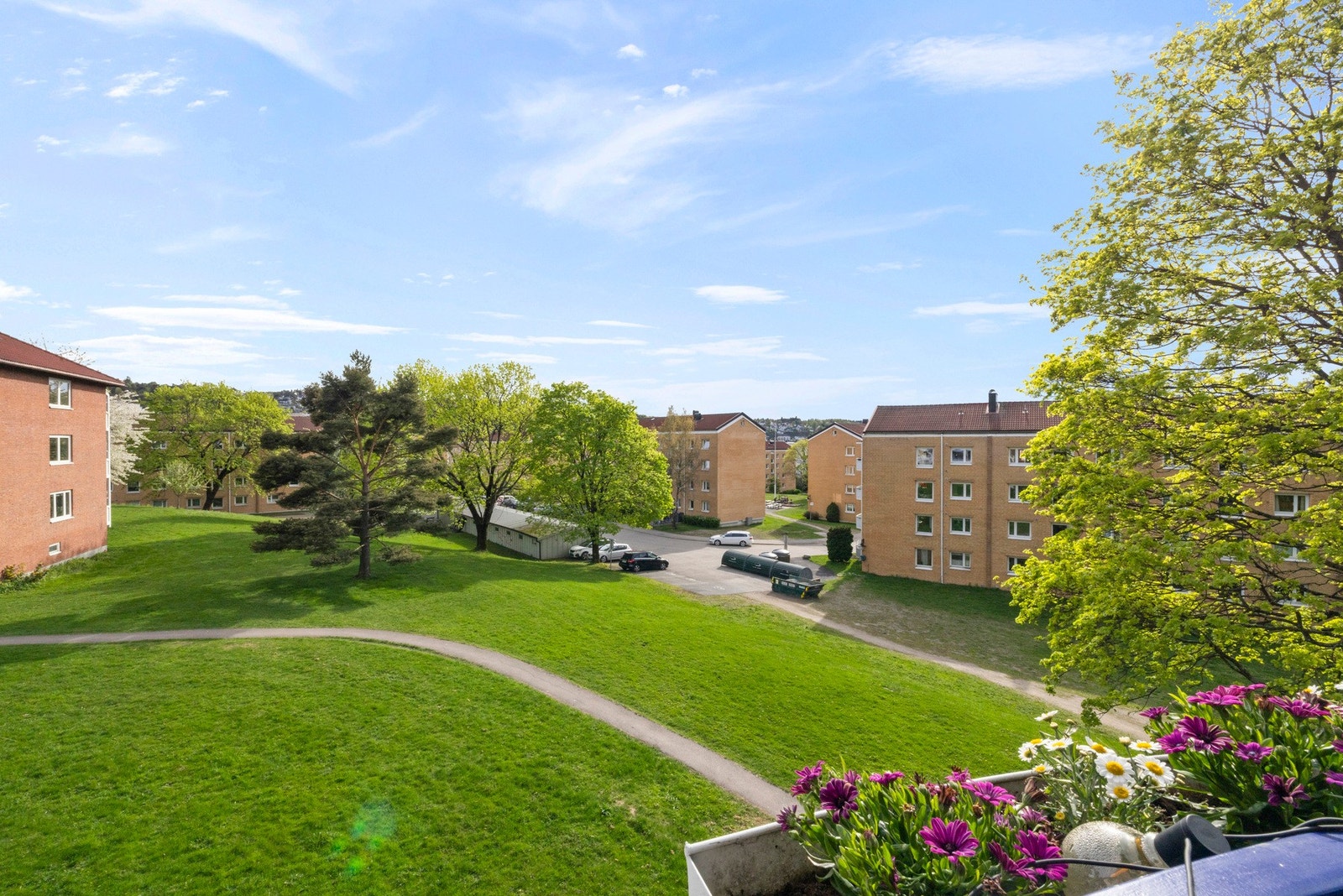 Her har du utsikt mot fine, grønne fellesarealer, og boligen er skjermet fra trafikken Galleribilde