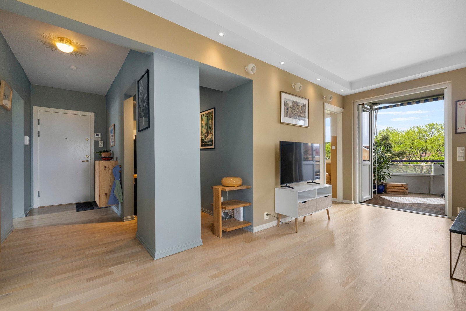 Det er høyttalere med surround-lyd montert i taket, og det er lagt opp til mulighet for etablering av peis Galleribilde