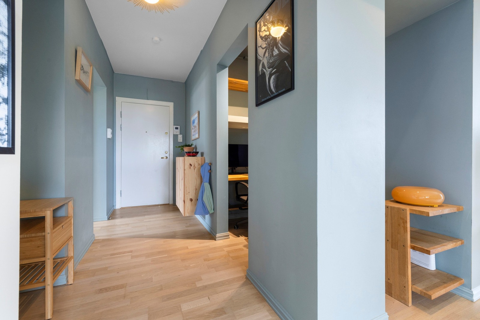 Inngangspartiet har en romslig utforming som gir gode muligheter for oppbevaring og organisering Galleribilde