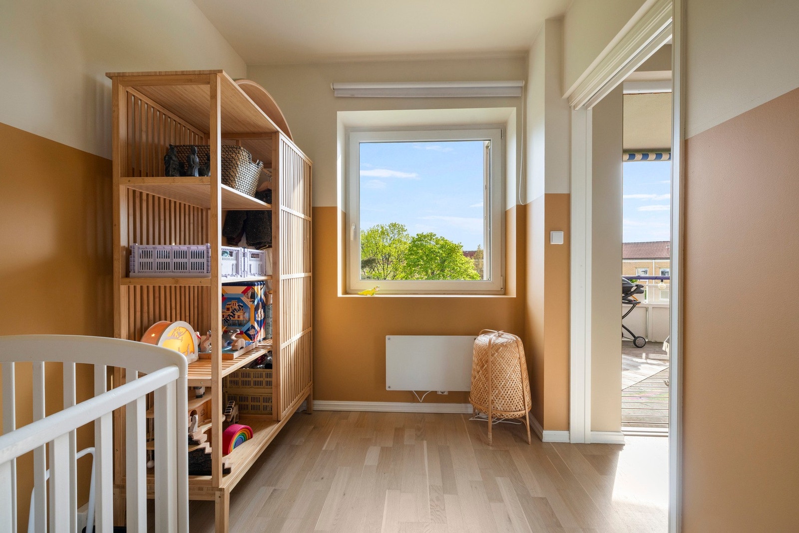 Rommets størrelse gjør det ideelt for løsninger som vegghengte hyller eller garderobeskap Galleribilde