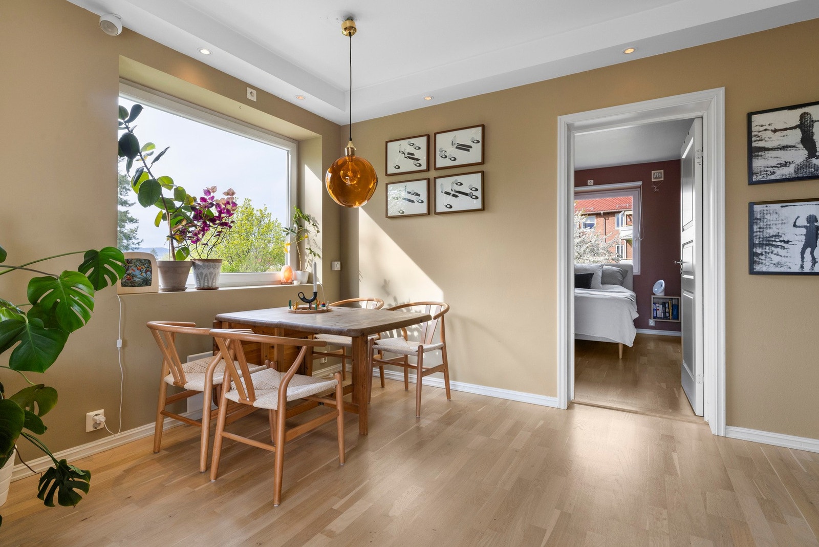 Inne på stuen finner du en perfekt plassering for spisegruppen Galleribilde