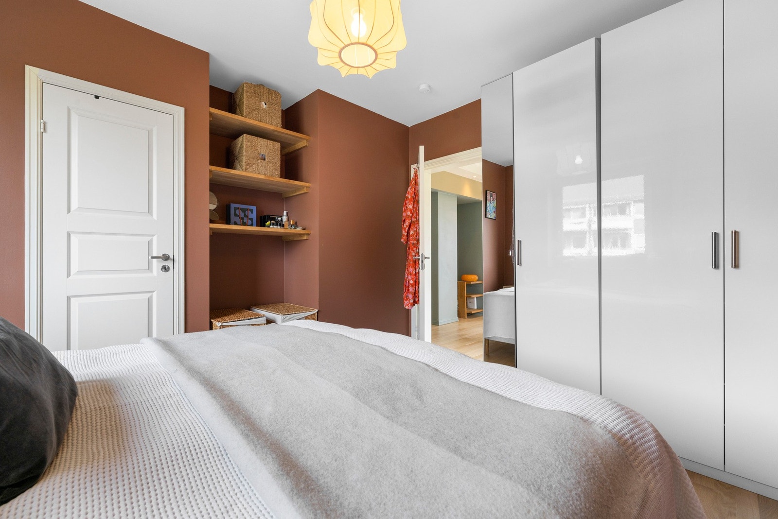 Veggene er nymalte i 2023, noe som gir rommet et friskt uttrykk Galleribilde