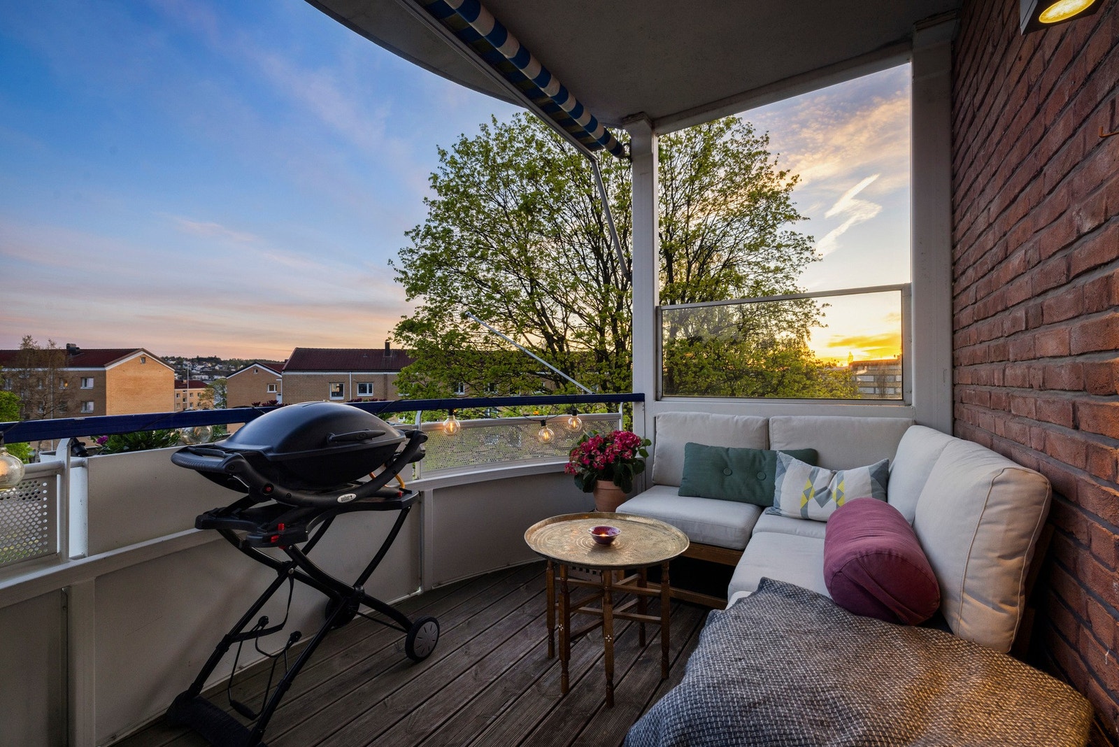 Balkongen har støpt dekke som er belagt med terrassebord, og rekkverket er laget av stål Galleribilde