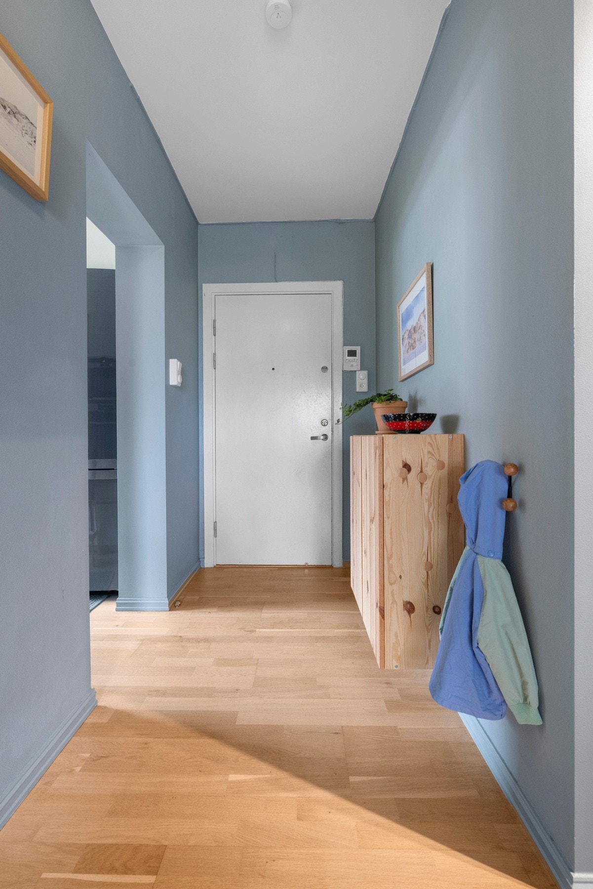 Veggene har en lys farge som bidrar til et luftig inntrykk, mens gulvet er slitesterkt og enkelt å vedlikeholde Galleribilde